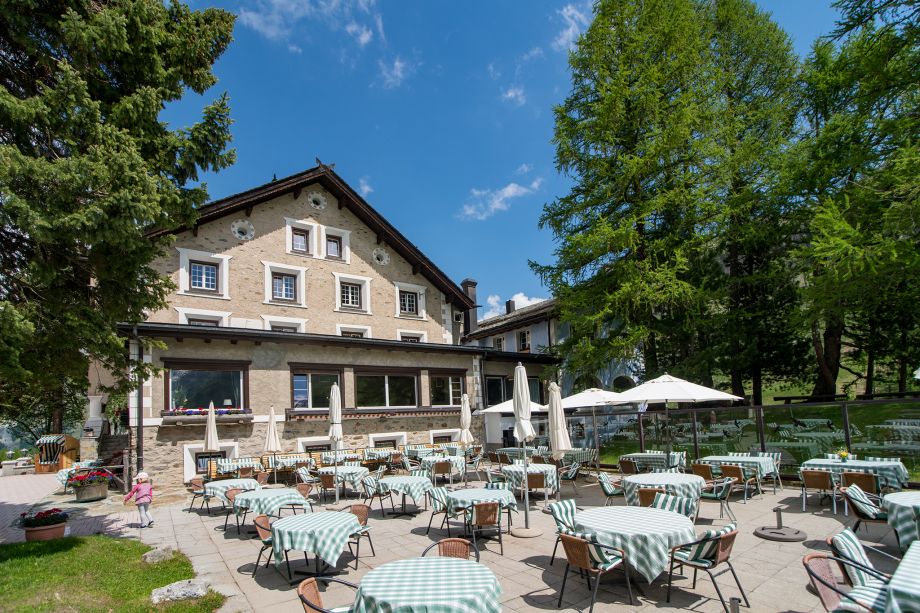 Die Terrasse des Sonne Fex im Sommer mit blauem Himmel und florierender Natur 