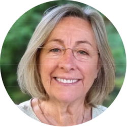 Blühende Alpenwiese im Fextal mit Bergpanorama und sommerlicher Natur im Engadin