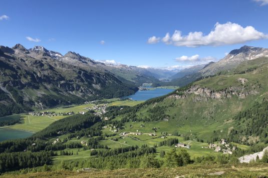 Gründe Landschaft und weites Tal im Graubünden, Hotel Sonne Fex